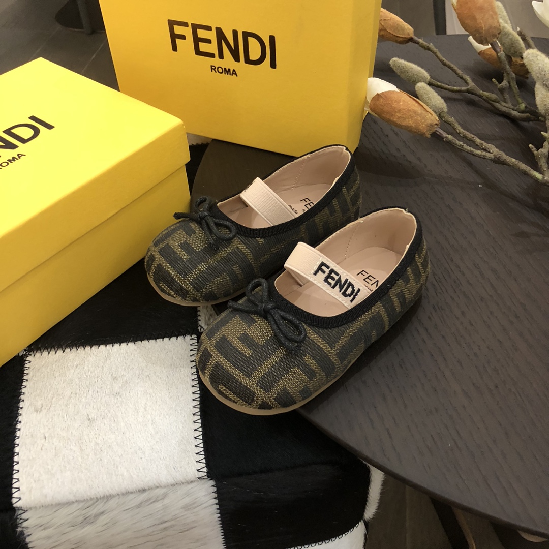 Children's shoes child